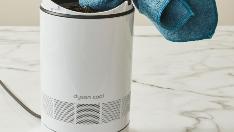 vệ sinh quạt không cánh 2