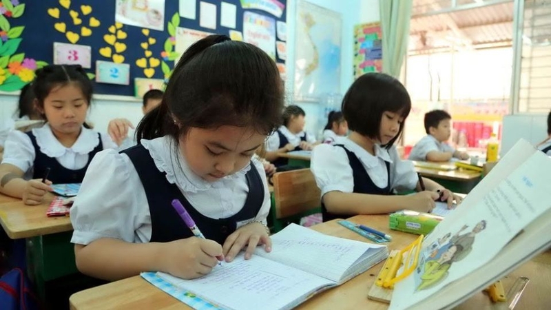 Bài 2: Thêm chủ ngữ, vị ngữ thích hợp vào những chỗ trống