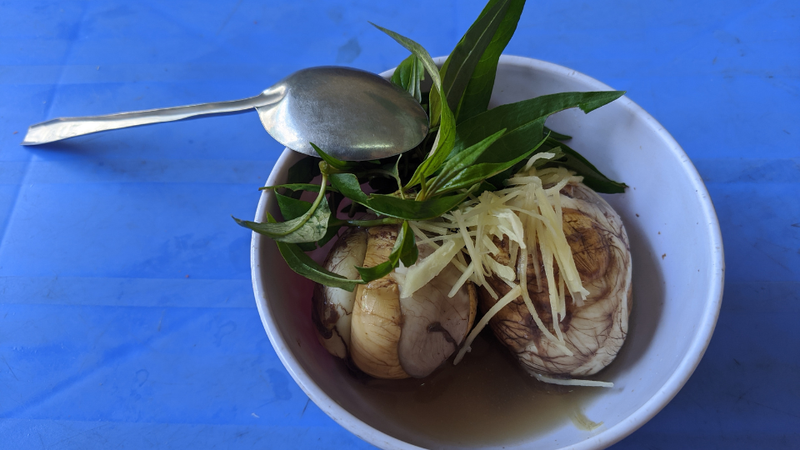 Vì sao ăn trứng vịt lộn kèm rau răm 2