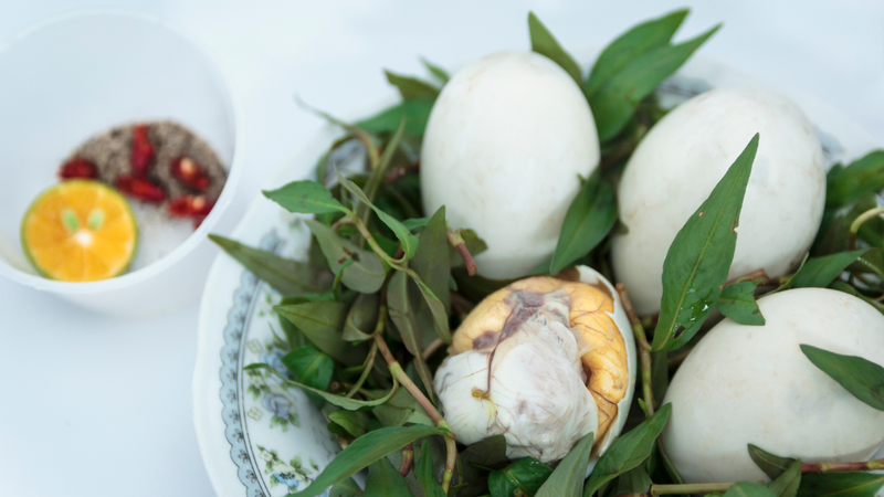 Vì sao ăn trứng vịt lộn kèm rau răm 3