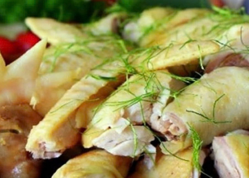 Vì sao gà luộc ăn kèm lá chanh ảnh 1