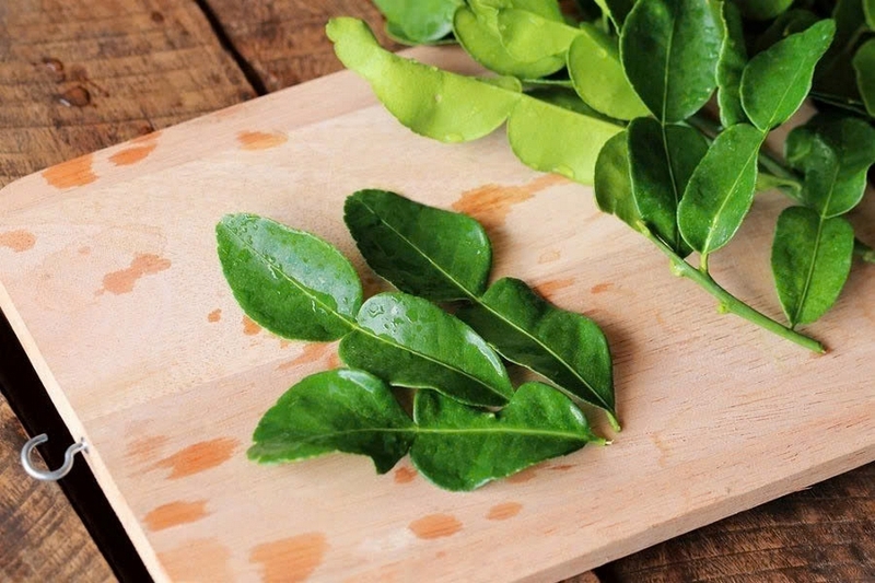 Vì sao gà luộc ăn kèm lá chanh ảnh 2