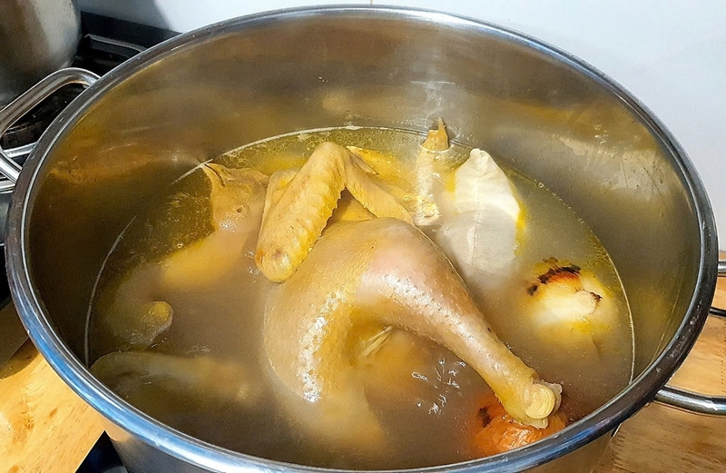 Vì sao gà luộc ăn kèm lá chanh ảnh 4