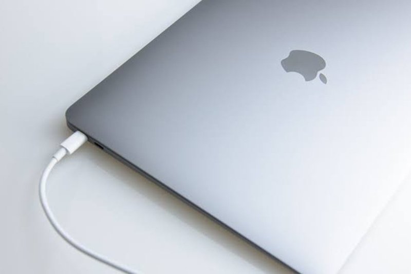 vi-sao-laptop-windows-sac-nhanh-hon-macbook-2.jpg