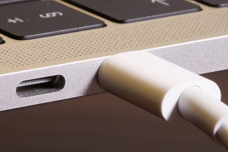 Vì sao laptop Windows sạc nhanh hơn MacBook 8