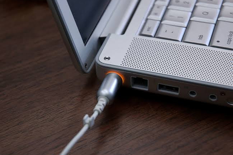 Vì sao laptop Windows sạc nhanh hơn MacBook 2