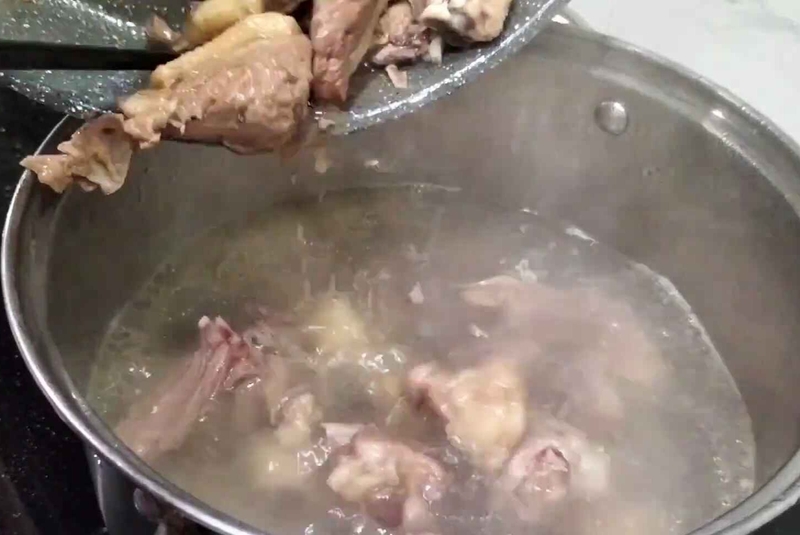 vịt hầm táo đỏ hình 8
