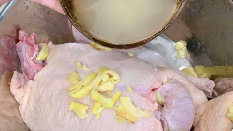 Bước 1: Sơ chế khử mùi vịt