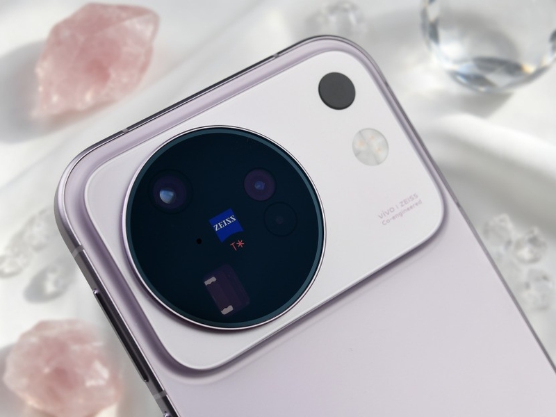 Cụm camera Zeiss trở thành điểm nhận diện chính