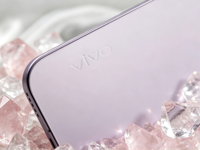 Logo vivo được đặt dọc ở gần cạnh dưới