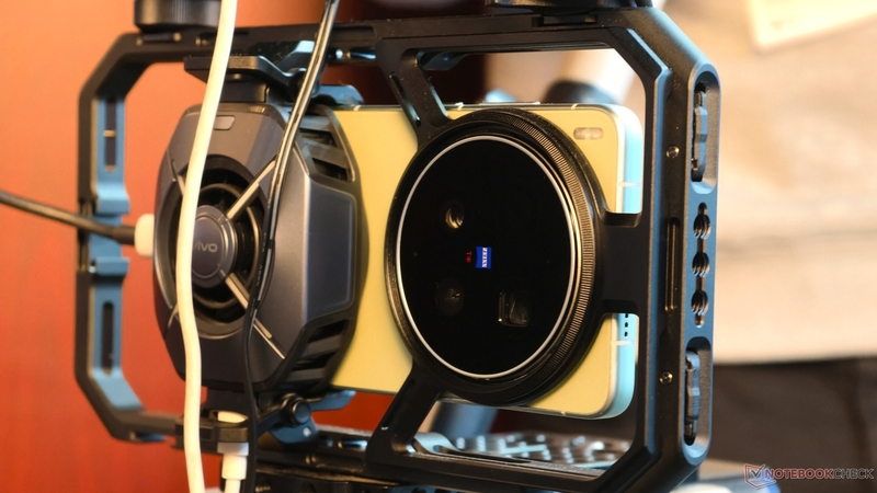 vivo-x300-ultra-lo-camera-tele-200-mp-202626-2.jpg