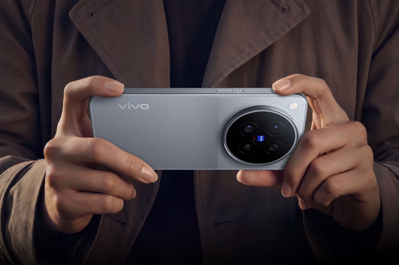 vivo X500 Pro Max nổi bật với cụm camera Zeiss, trong đó camera tele đạt độ phân giải 200 MP.