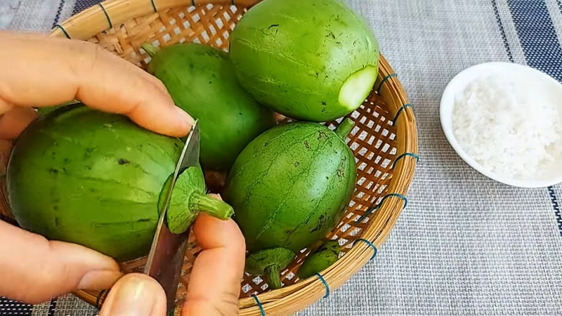 Cắt hai đầu quả dưa hấu non