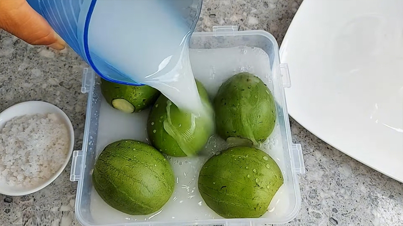 Ngâm dưa hấu với nước vo gạo và muối