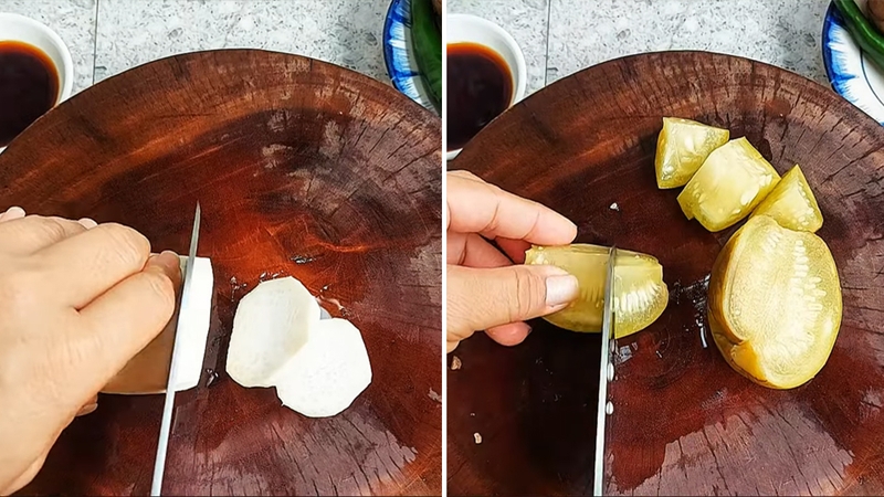 Cắt nấm và dưa dấu non muối