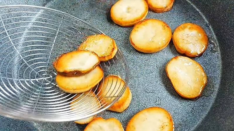 Chiên nấm đùi gà với một ít dầu ăn