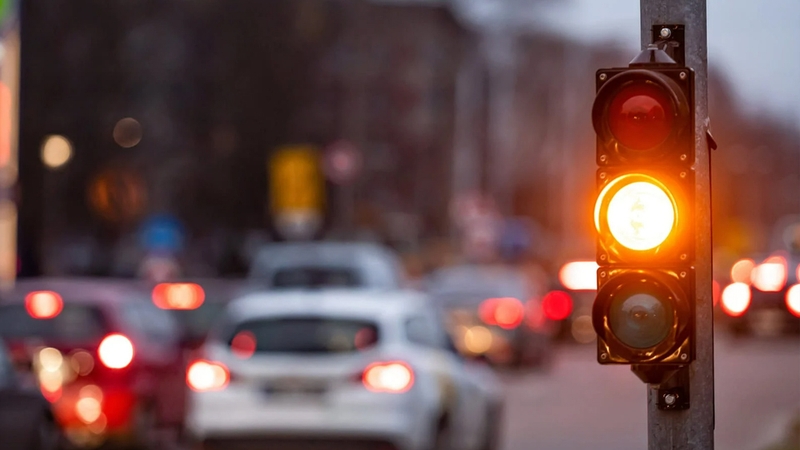 Đèn vàng thuộc hệ thống giao thông phổ biến hiện nay