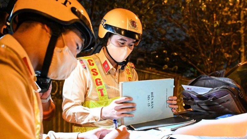 Vượt đèn vàng trái quy định sẽ bị phạt tiền vi phạm