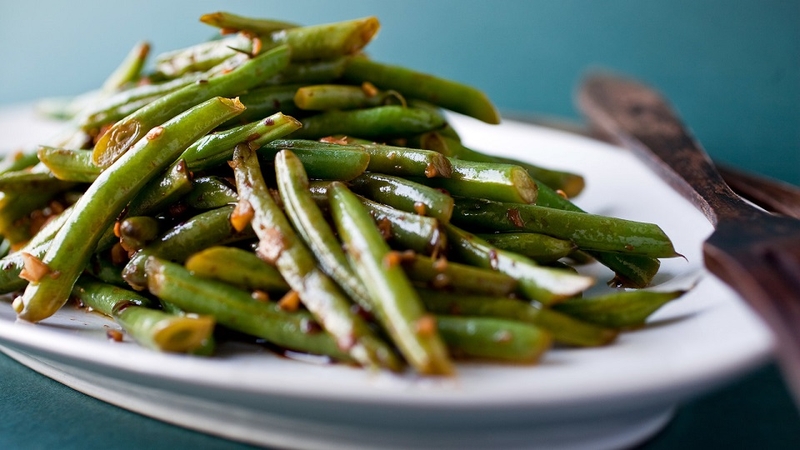 Xào rau nên cho tỏi trước hay sau?