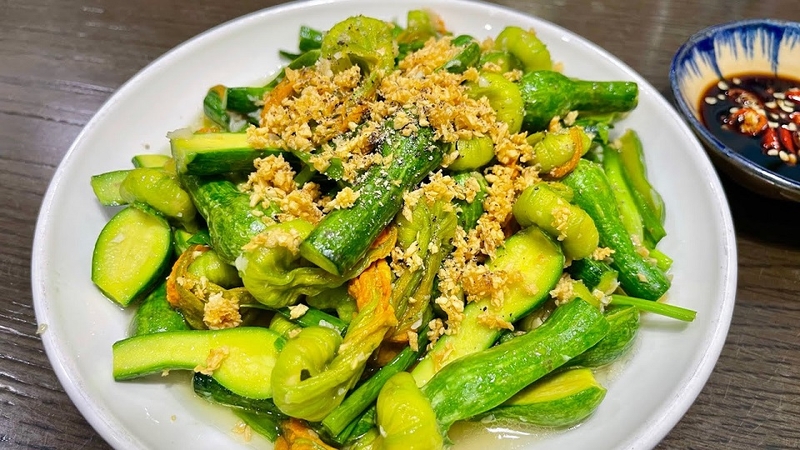 Cho tỏi sau khi xào rau gần chín