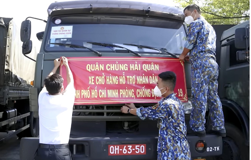 Cảnh sát giao thông có quyền dừng xe biển đỏ để kiểm tra không?