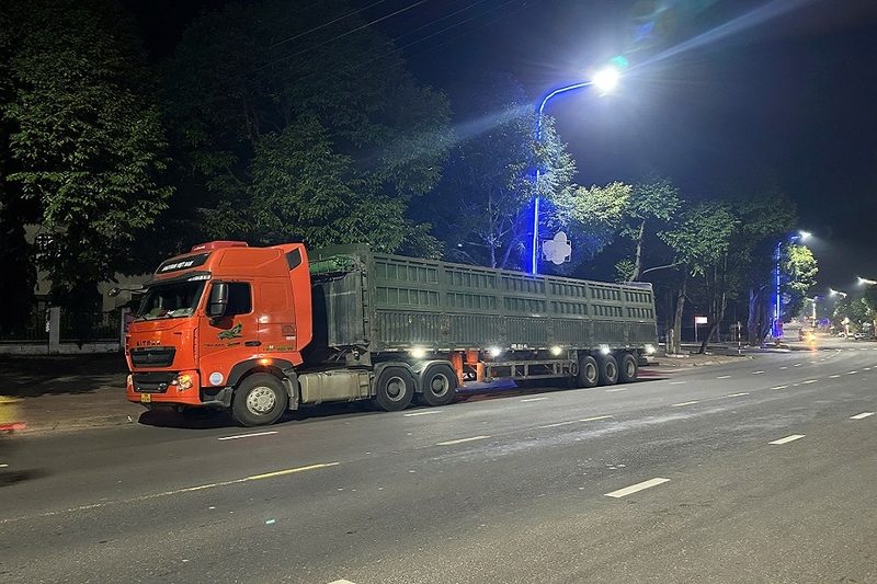 Quy định về việc đảm bảo trật tự và an toàn giao thông đường bộ đối với xe ô tô chở hàng hóa như thế nào?