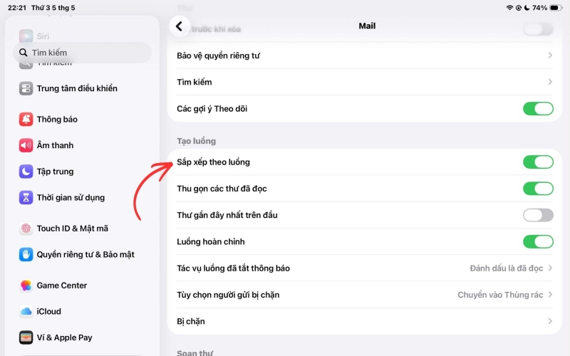 Bật tùy chọn “Sắp xếp theo luồng” để gộp email theo chuỗi hội thoại