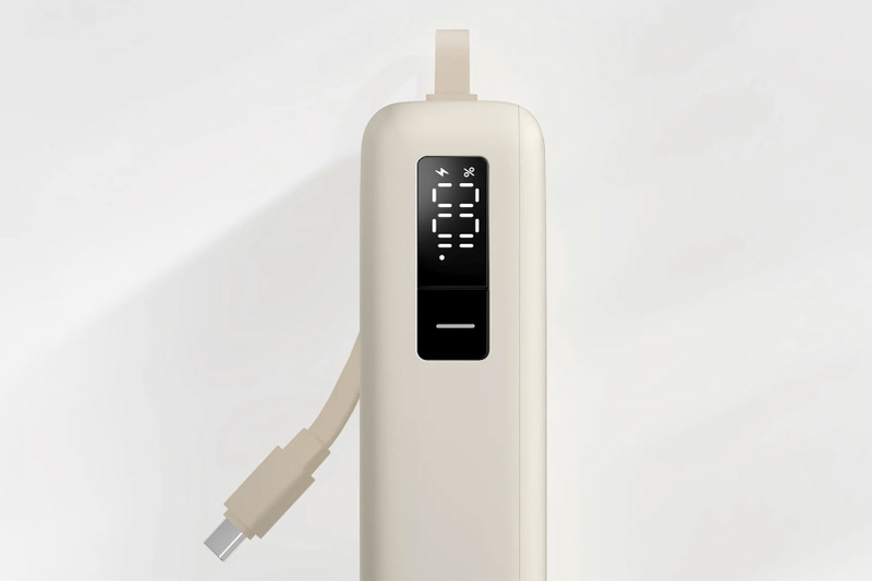 Màn hình kỹ thuật số trên Xiaomi 67W Power Bank 20000 hiển thị phần trăm pin còn lại để tiện theo dõi.