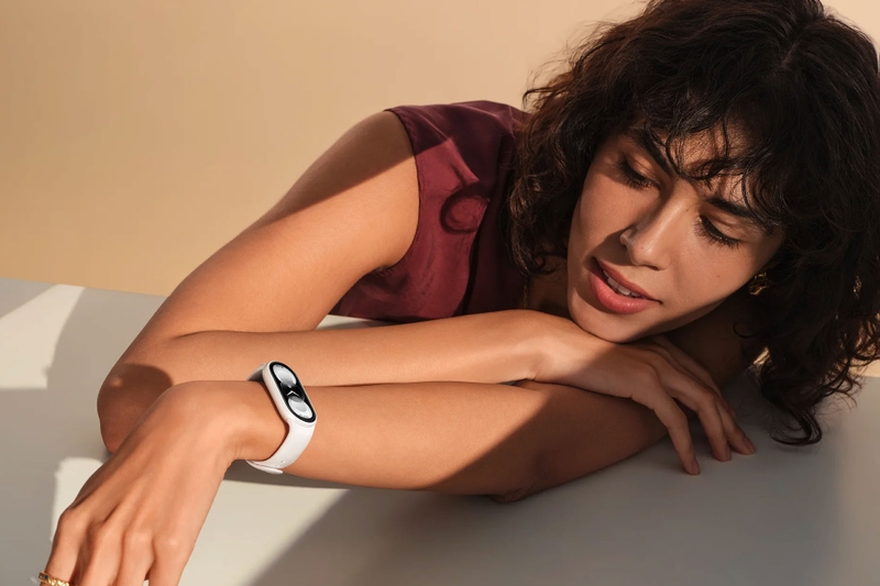 Xiaomi Smart Band 11 bản gốm tạo khác biệt với phần khung hoàn thiện bằng ceramic.