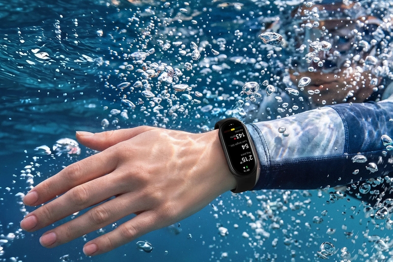 hả năng theo dõi nhịp tim dưới nước mở rộng trải nghiệm luyện tập bơi trên Xiaomi Smart Band 11.