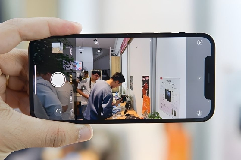 xóa người trong ảnh trên iPhone miễn phí không cần app