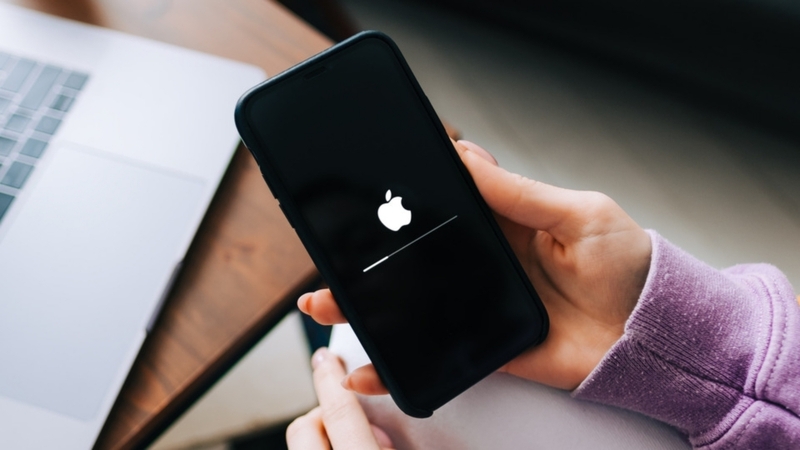 Cần chuẩn bị gì trước khi xóa tất cả nội dung và cài đặt khỏi iPhone?