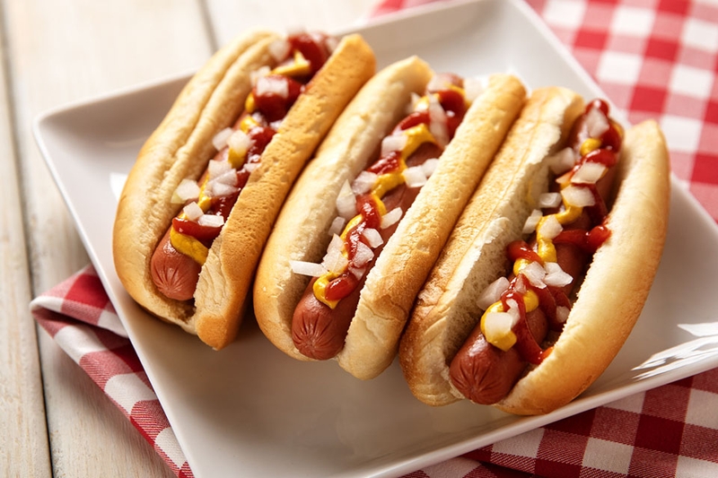 hot dog là xúc xích kẹp trong bánh mì dài