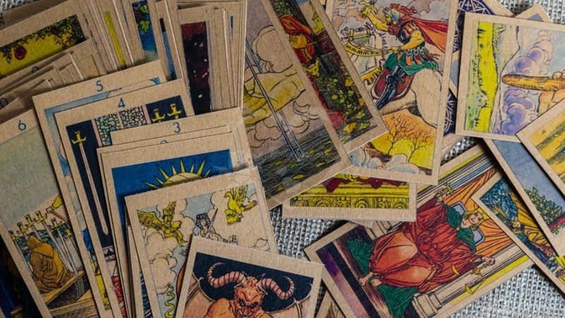 22 lá ẩn chính của Tarot là hành trình của linh hồn từ bóng tối của vô thức đến ánh sáng của giác ngộ