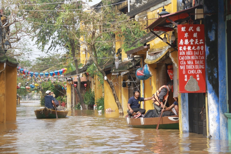 Miền Trung đối mặt mưa bão kéo dài đến tháng 12 hoặc đầu năm sau