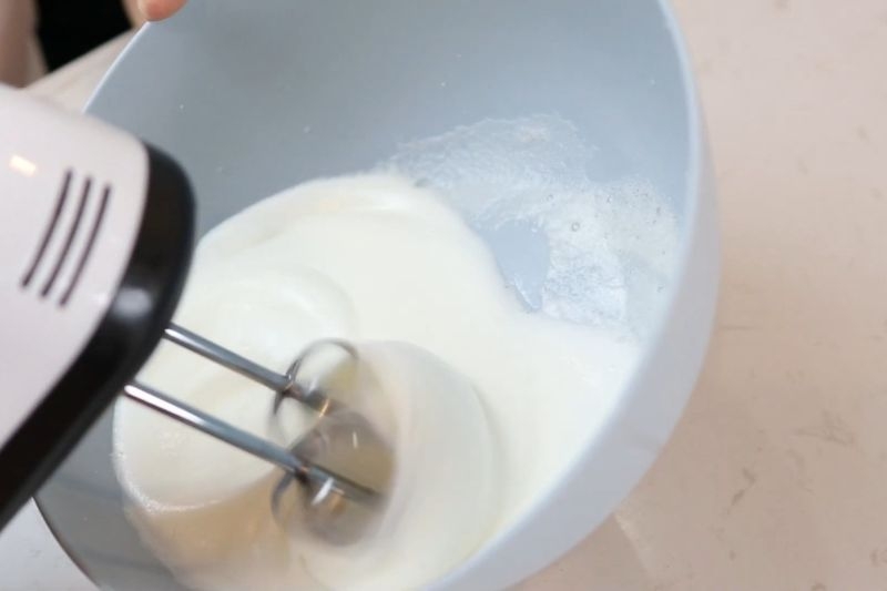 Bánh bông lan trứng muối bằng nồi chiên không dầu 3