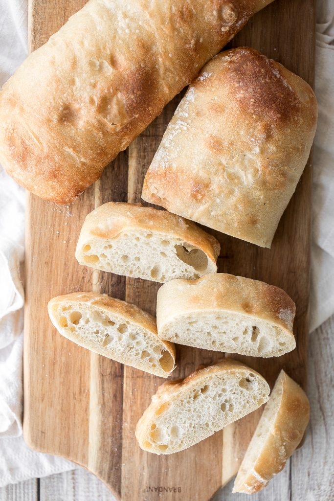 Ciabatta là loại bánh mì Ý có vỏ giòn và ruột mềm