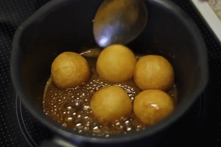Bánh rán mật (7)