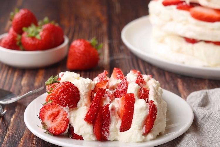 Bánh strawberry meringue (8).jpg