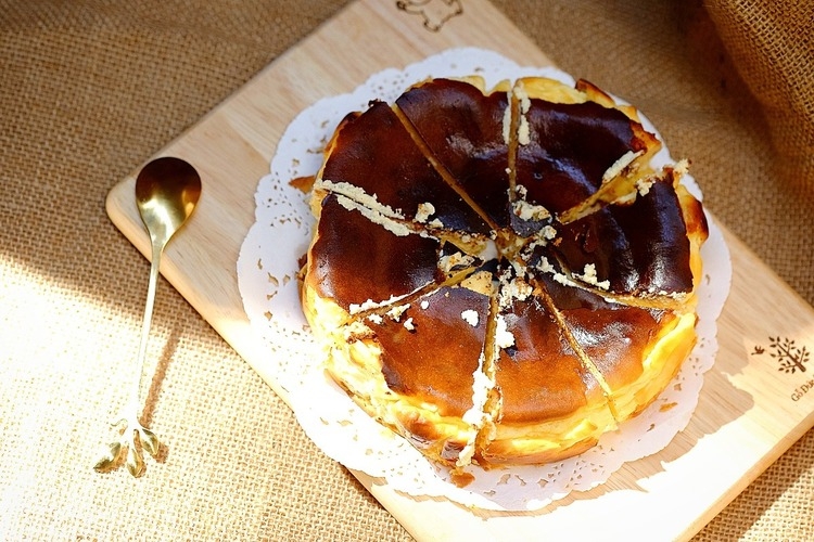 Basque Burnt Cheesecake: Khám phá nguồn gốc, công thức làm bánh phô mai cháy chuẩn vị Tây Ban Nha