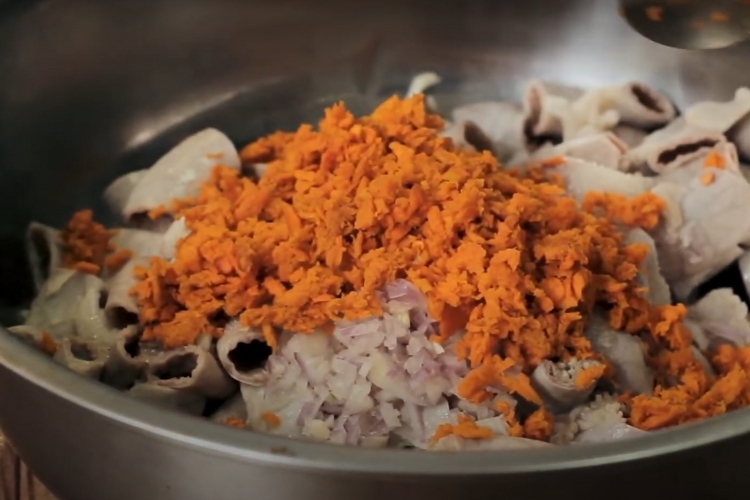 Bún lòng xào nghệ 5