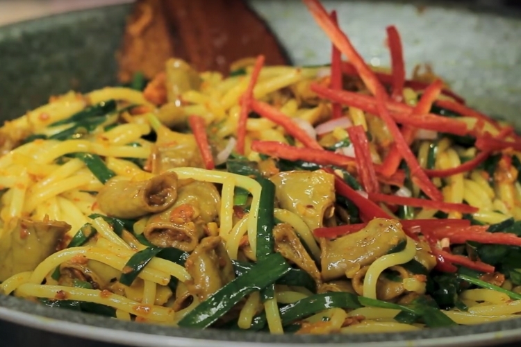 Bún lòng xào nghệ 8