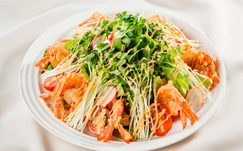 Trang trí tôm chiên cùng salad