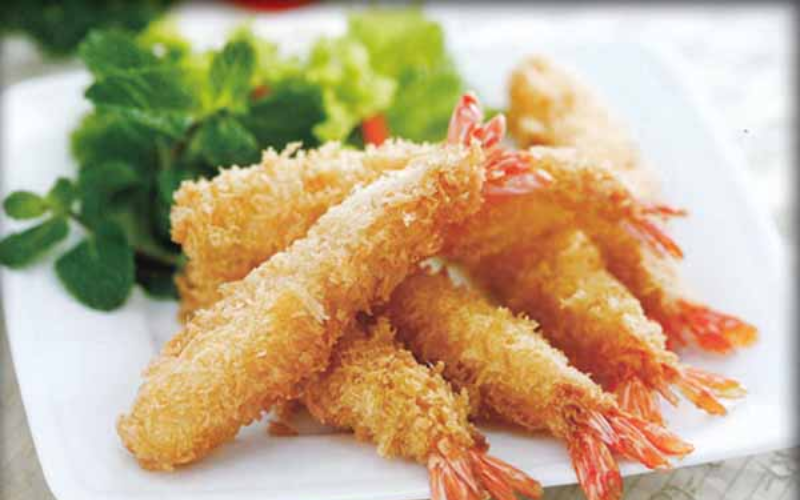 Bày tôm chiên đẹp mắt trên dĩa