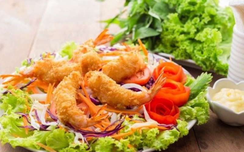 Bày tôm chiên cùng rau và hoa quả