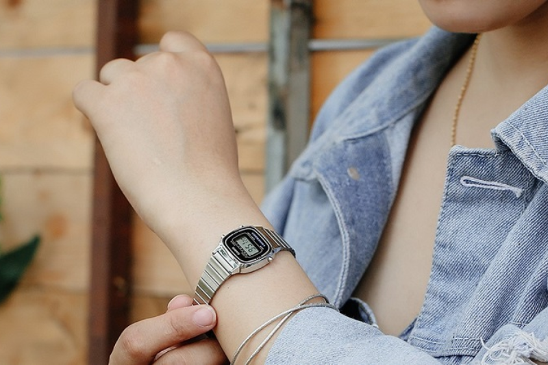 Hướng dẫn cách cắt mắt đồng hồ đơn giản, dễ làm ngay tại nhà ai cũng thực hiện được