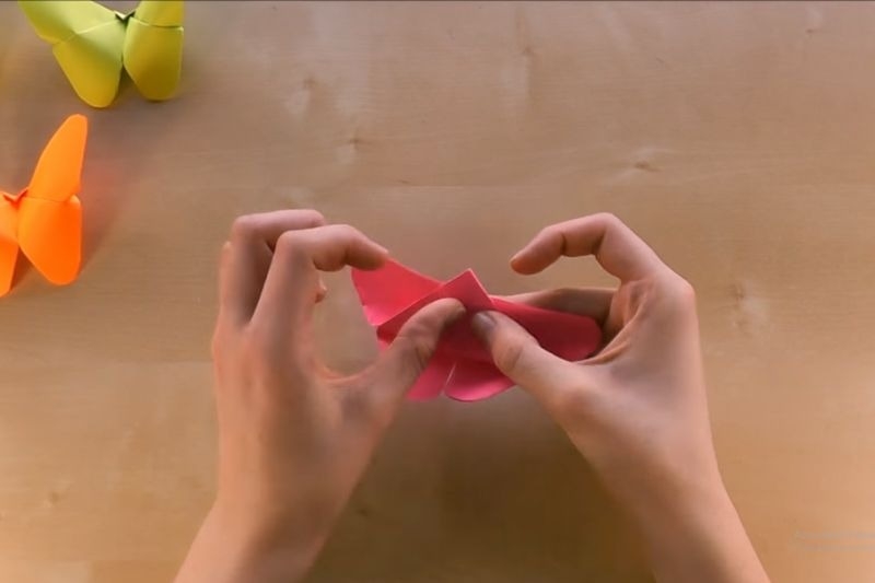 Cách gấp con bướm 12