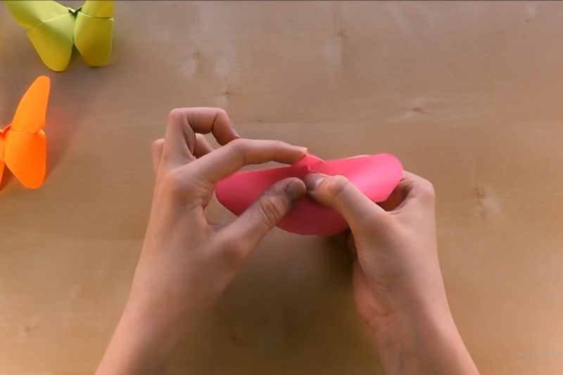 Cách gấp con bướm 13