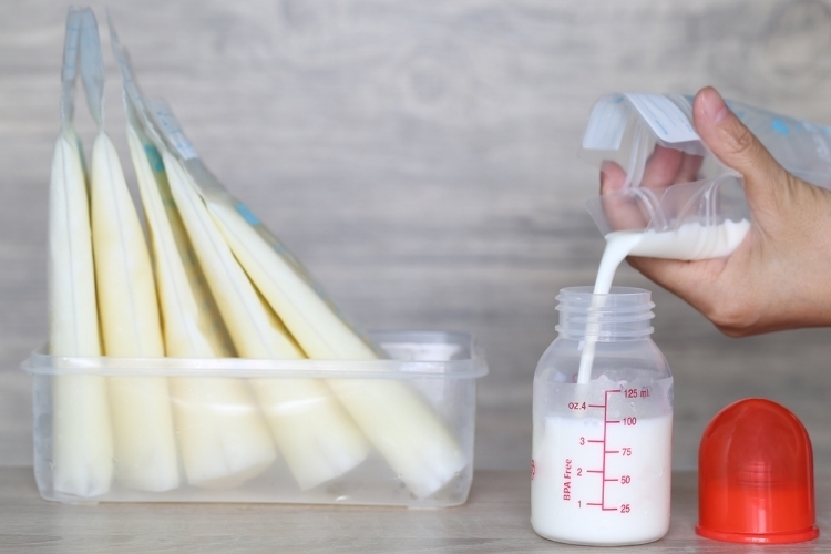 Cách hâm nóng sữa mẹ để tủ lạnh (9)