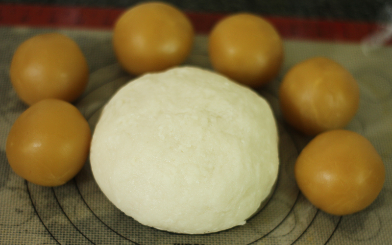 Cách làm bánh dẻo nhân đậu xanh trứng muối (ảnh 2)